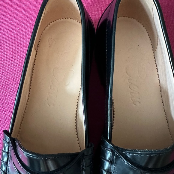 Worn Once for One Hour - Picture 3 of 6